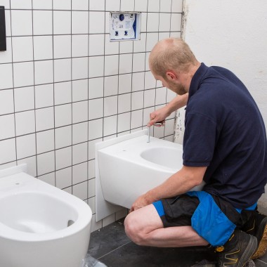 De sanitaire ruimtes werden uitgerust met Geberit ONE WC's, die niet alleen punten scoren door hun design maar ook door hun snelle installatie (© Geberit).