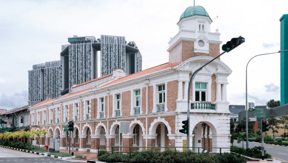 Born Restaurant is gevestigd in Jinrikisha Station, een van de weinige historische gebouwen in Singapore. Het is eigendom van acteur Jackie Chan (© Owen Raggett)