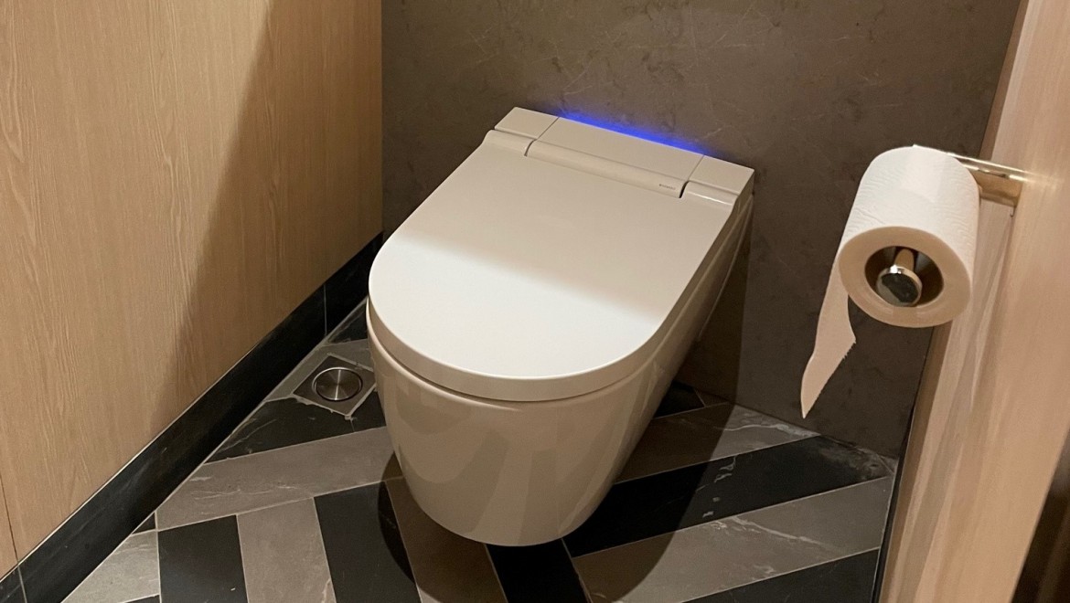 De toiletten zijn onder andere uitgerust met Geberit AquaClean Sela douchewc's en Geberit urinoirs (© Owen Raggett)
