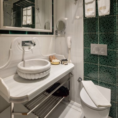 Geberit zorgt voor modern comfort in de badkamers voor de gasten. Omdat de architect het belangrijk vindt om zuinig om te gaan met water, werd overal het dubbele spoelsysteem geïnstalleerd.(© Hotel Turkish House)