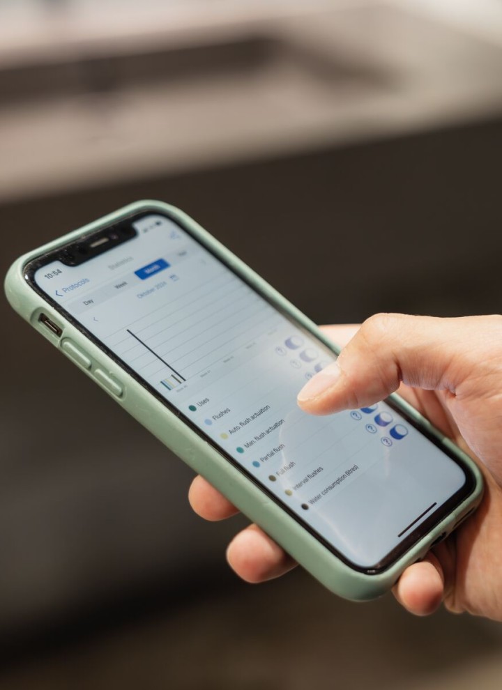 Uitlezen van de gebruiksdata via de Geberit Control App op het apparaat of centraal via het Geberit Gateway Uitlezen van de gebruiksdata via de Geberit Control App op het apparaat of centraal via het Geberit Gateway
