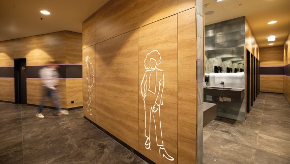 Ingang van de sanitaire voorzieningen in winkelcentrum FMZ