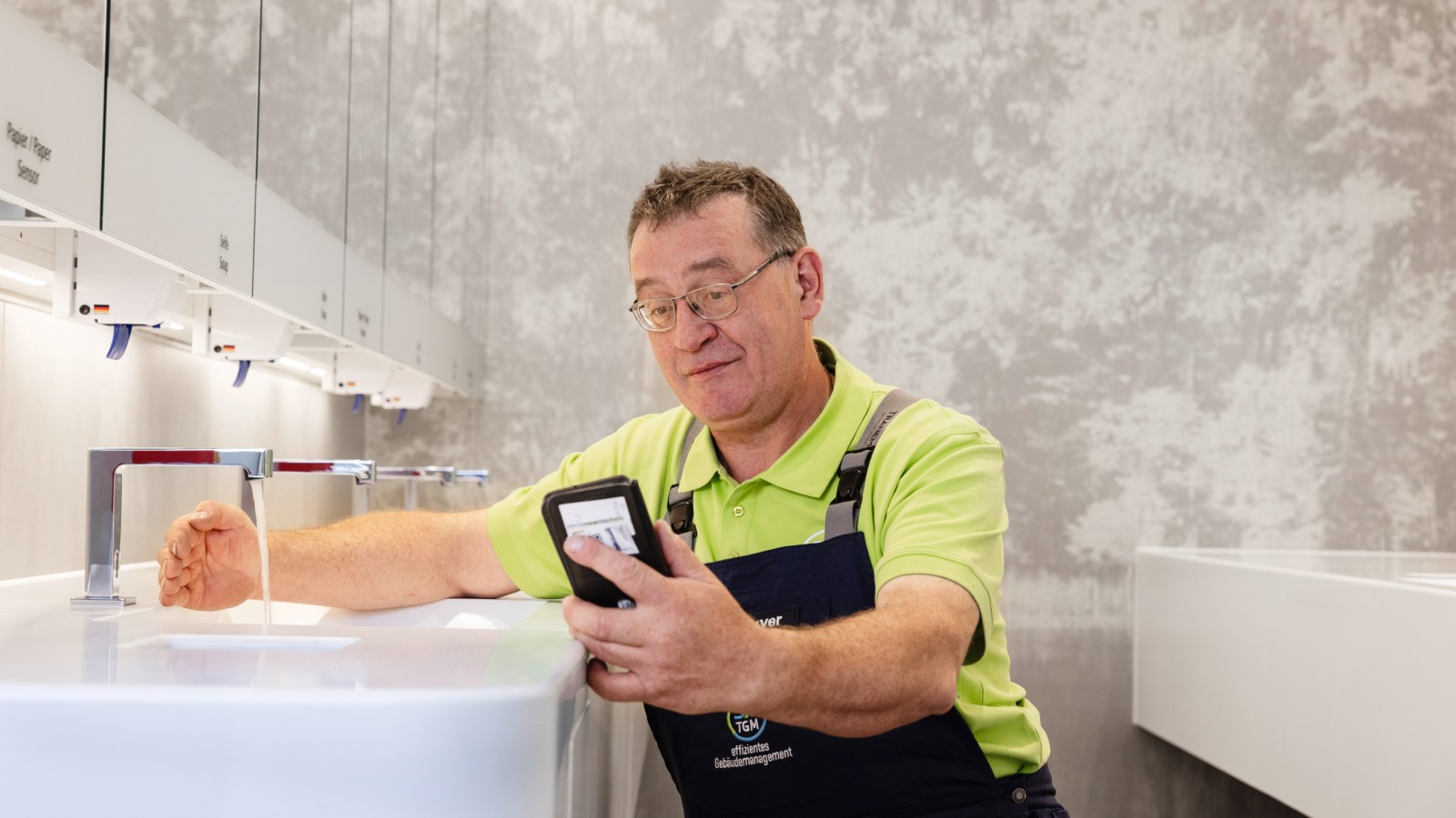 Directe bediening van de wastafelkraan via Bluetooth-verbinding