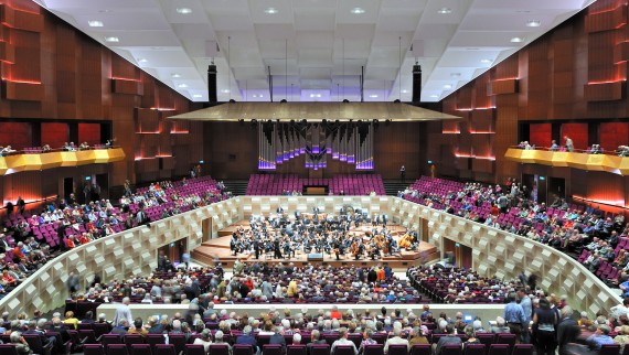 In de grote concertzaal vinden muziekuitvoeringen van alle stijlen plaats (© Plotvis en Kraaijvanger Architecten) In de grote concertzaal vinden muziekuitvoeringen van alle stijlen plaats (© Plotvis en Kraaijvanger Architecten)