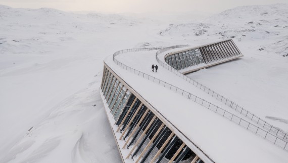 Het dak van het Icefjord Centre is ook een beloopbaar terras (© Adam Mørk) Het dak van het Icefjord Centre is ook een beloopbaar terras (© Adam Mørk)