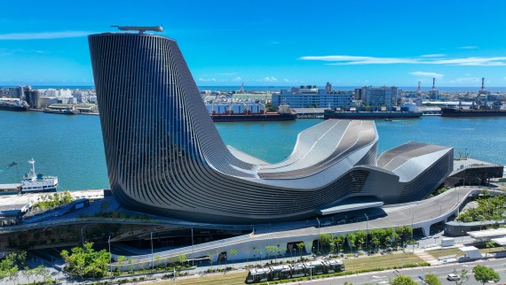 Als een schipromp strekt het haventerminal zich langs het water. Als een schipromp strekt het haventerminal zich langs het water.