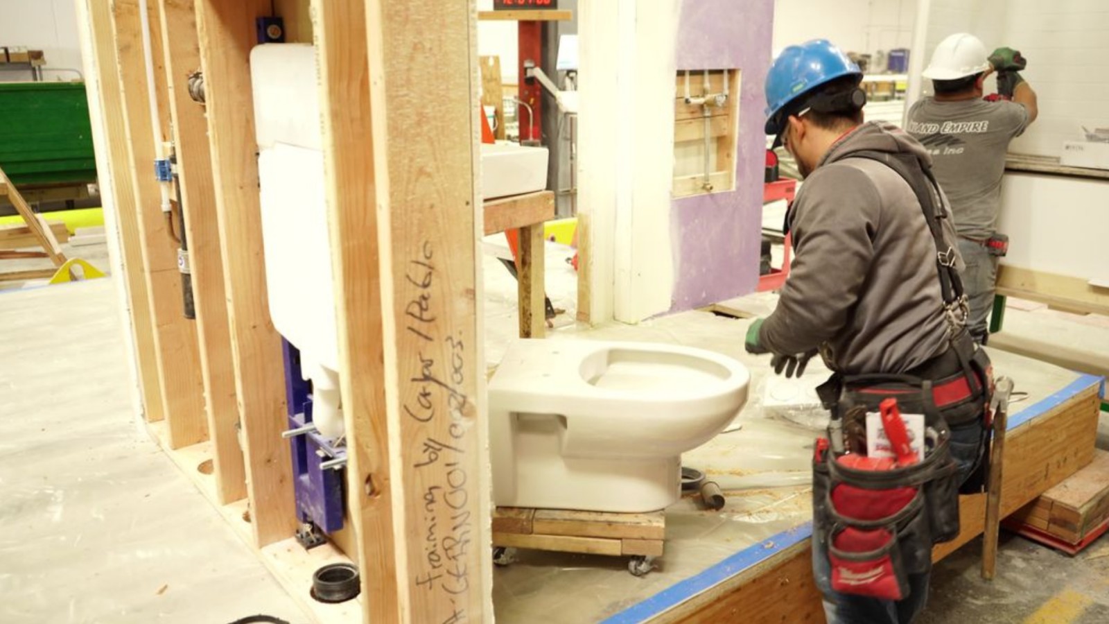 In de badkamer gebruikt men ruimtebesparende Geberit Duofix-elementen met inbouwreservoir. (© Geberit) In de badkamer gebruikt men ruimtebesparende Geberit Duofix-elementen met inbouwreservoir. (© Geberit)