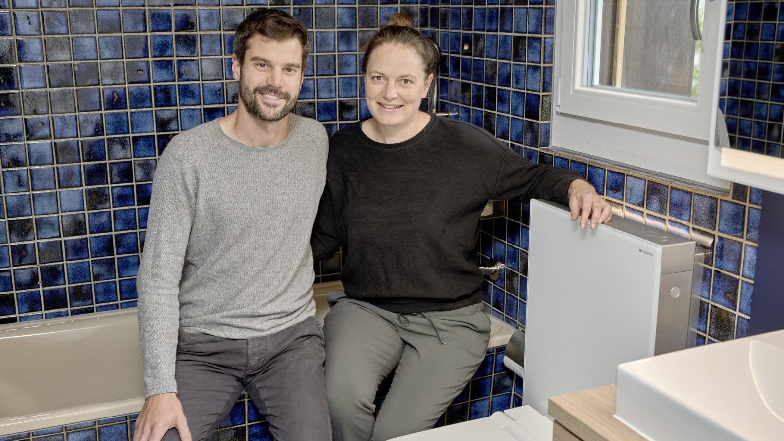Tevreden met de subtiel gerenoveerde badkamer – en met de Geberit Monolith: Tobias Wildbrett en Manuela Weibel (© Ben Huggler) Tevreden met de subtiel gerenoveerde badkamer – en met de Geberit Monolith: Tobias Wildbrett en Manuela Weibel (© Ben Huggler)