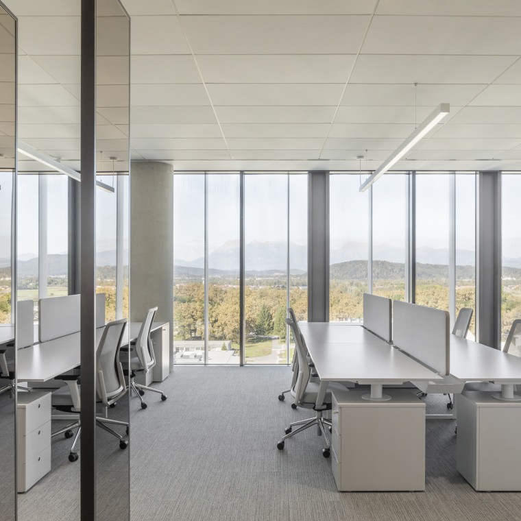 Werkplekken op negen verdiepingen: de kantoormodules kunnen naar behoefte van de huurders worden gecombineerd of uitgebreid (© Ana Skobe) Werkplekken op negen verdiepingen: de kantoormodules kunnen naar behoefte van de huurders worden gecombineerd of uitgebreid (© Ana Skobe)