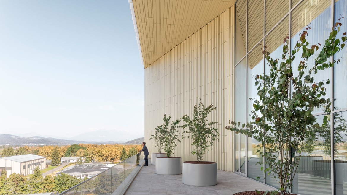 Spectaculair: vanaf de terrassen heb je uitzicht over heel Ljubljana (© Ana Skobe) Spectaculair: vanaf de terrassen heb je uitzicht over heel Ljubljana (© Ana Skobe)