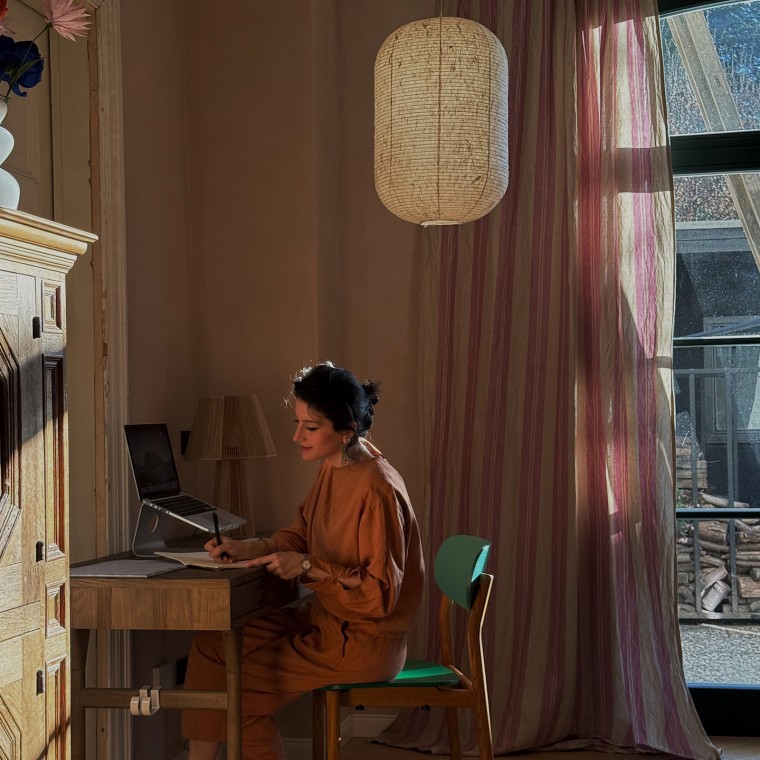 Büşra Qadir noemt haar interieurstijl ‘Fusion Living’ en combineert daarmee culturen, stijlen en kleuren (© Büşra Qadir) Büşra Qadir noemt haar interieurstijl ‘Fusion Living’ en combineert daarmee culturen, stijlen en kleuren (© Büşra Qadir)