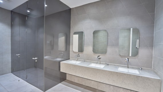 Eenvoudig en elegant: Geberit VariForm wastafels en Piave kranen (© Oğuzhan Kasar) Eenvoudig en elegant: Geberit VariForm wastafels en Piave kranen (© Oğuzhan Kasar)