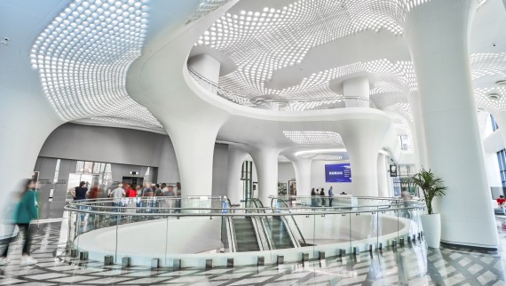 Futuristisch en badend in licht: het Doruk Nilüfer Hospital in Bursa zet in op royale ruimtes en organische vormen. (© Doruk Hospital) Futuristisch en badend in licht: het Doruk Nilüfer Hospital in Bursa zet in op royale ruimtes en organische vormen. (© Doruk Hospital)