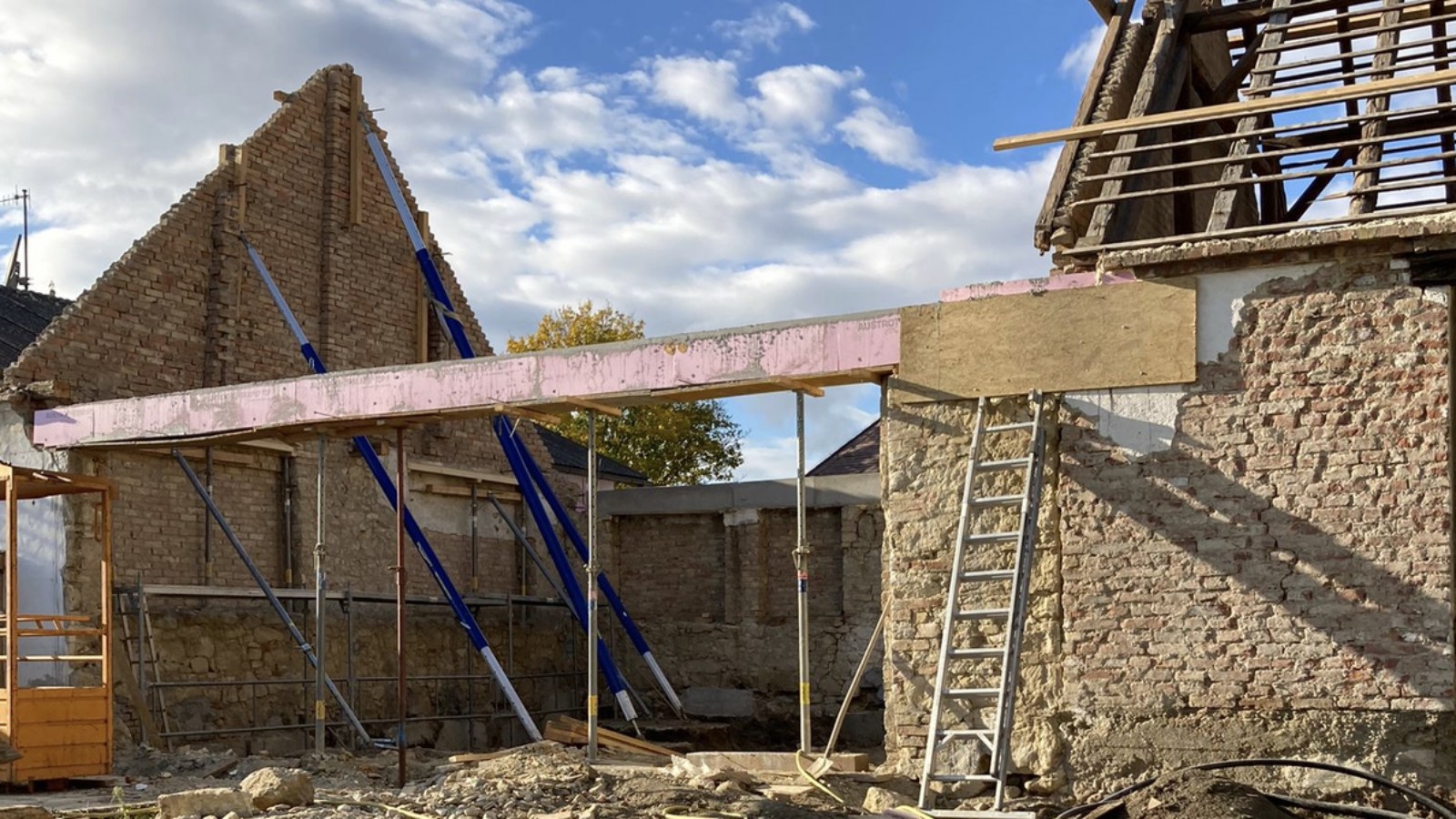 Hoe het allemaal begon: de oude schuur in 2021 (© Anna W.) Hoe het allemaal begon: de oude schuur in 2021 (© Anna W.)