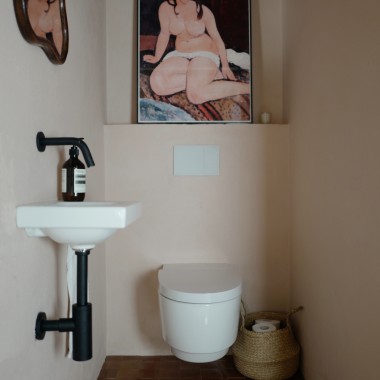 Het douchewc AquaClean Mera reinigt zachtjes met water. Bijpassend: de Sigma70 bedieningsplaat en de iCon LightRim wastafel (© Anna W.)