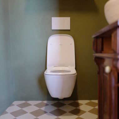 Stijlvol gastentoilet met het Renova Plan toilet en de Sigma70 bedieningsplaat (© Anna W.)