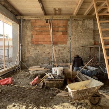 De ‘woonkamer’ vóór de verbouwing. Veel dingen zijn volledig vernieuwd, zoals de vloerconstructie (© Anna W.).