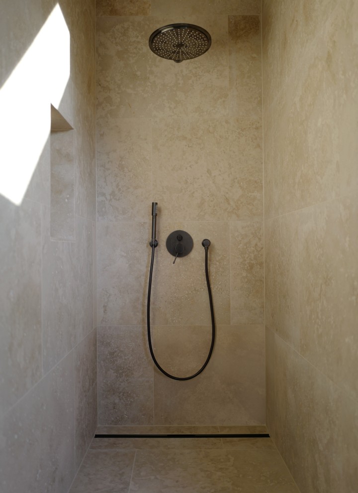 Strakke elegantie: de CleanLine80 douchevloergoot in zwart chroom en met anti-vingerafdrukcoating (© Anna W.)