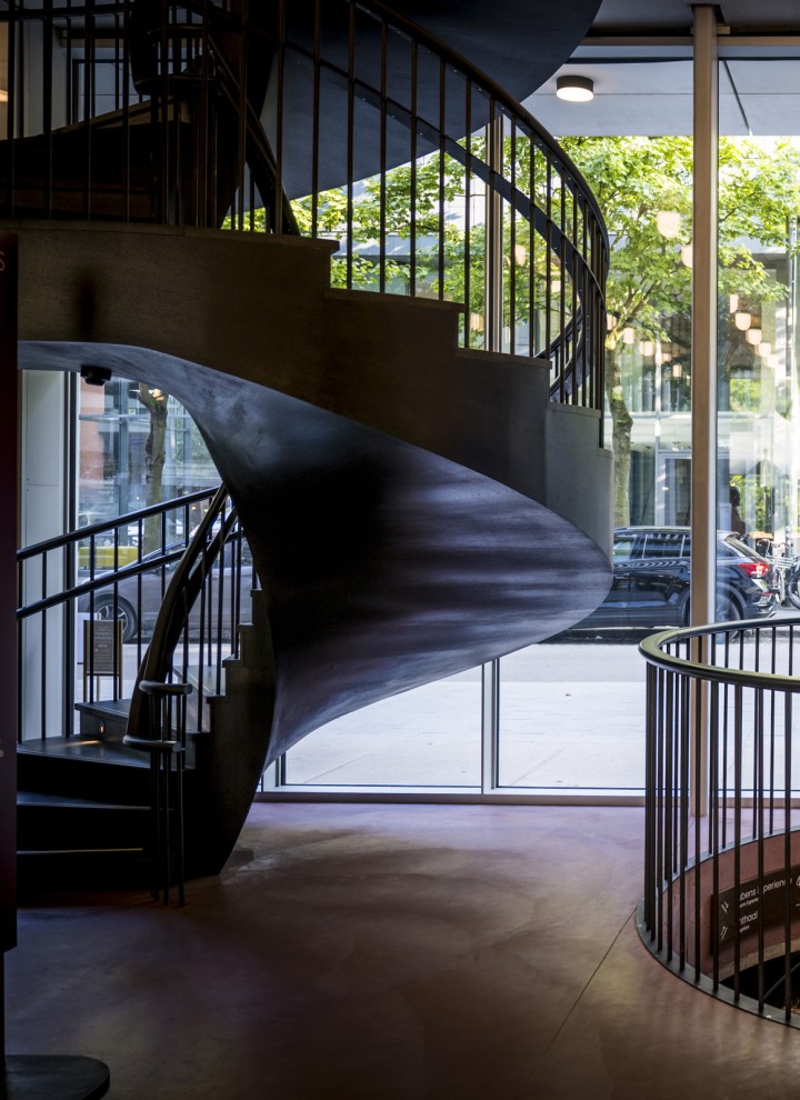 De wenteltrappen vormen een sterk designelement in het interieur (© Frederik Beyens)