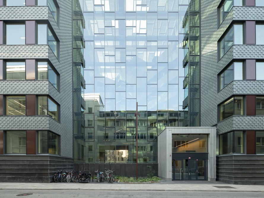 Drie voorheen afzonderlijke gebouwdelen werden door een gemeenschappelijke binnenplaats tot één geheel samengevoegd (© baraBild) Drie voorheen afzonderlijke gebouwdelen werden door een gemeenschappelijke binnenplaats tot één geheel samengevoegd (© baraBild)