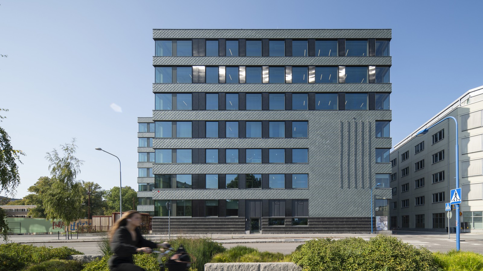 De gevel van leisteen en geïntegreerde zonnepanelen zorgt voor energie efficiëntie (© baraBild) De gevel van leisteen en geïntegreerde zonnepanelen zorgt voor energie efficiëntie (© baraBild)