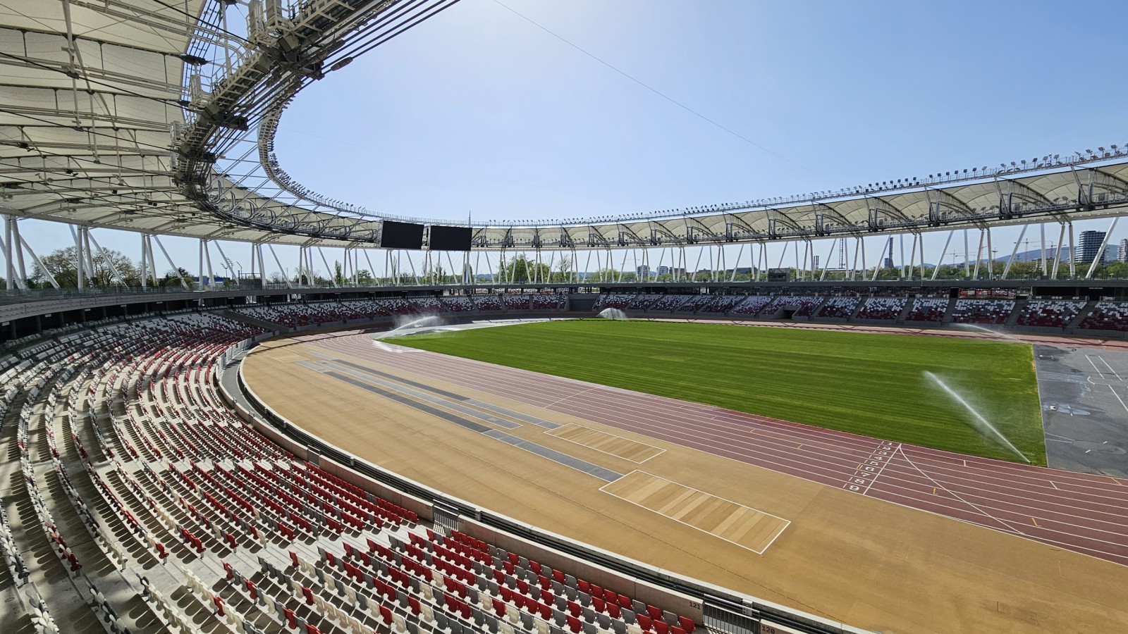 Het centrale plein is bedoeld voor grote evenementen, maar halverwege is een breed pad vrijgemaakt voor openbaar gebruik (© Geberit)