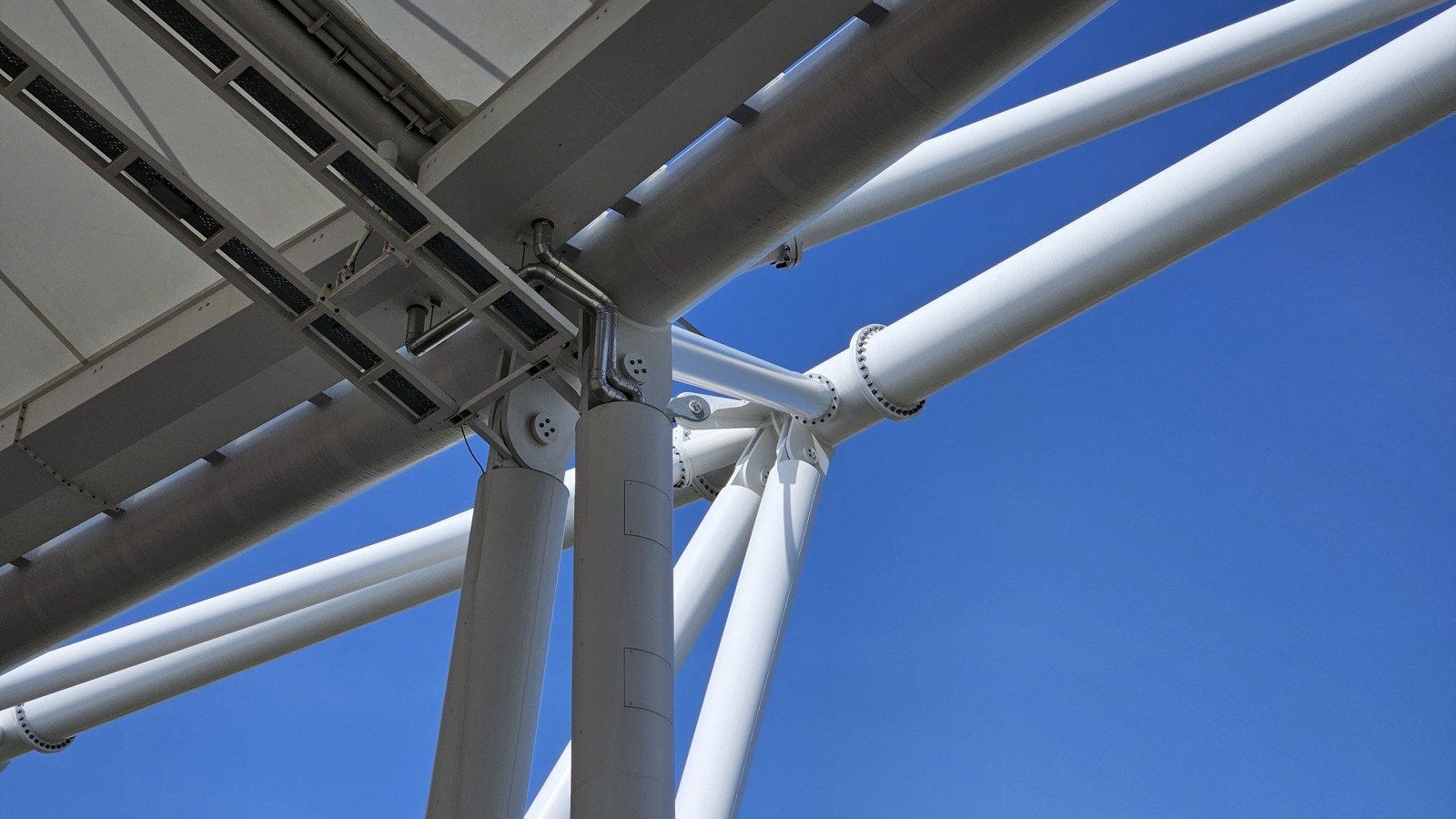 Het Geberit Pluvia hemelwaterafvoersysteem is verborgen (© Geberit) Het Geberit Pluvia hemelwaterafvoersysteem is verborgen (© Geberit)