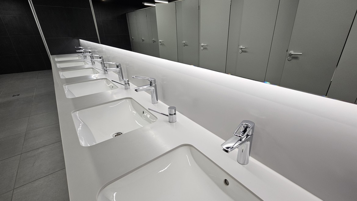 In de openbare toiletten zijn veel Geberit producten geïnstalleerd, zoals VariForm wastafels (© Geberit). In de openbare toiletten zijn veel Geberit producten geïnstalleerd, zoals VariForm wastafels (© Geberit).
