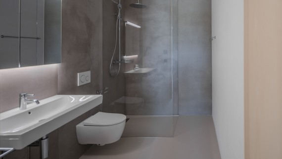 De badkamers zijn uitgerust met toiletten en wastafels van Geberit. (© Openly / Jens Ellensohn)