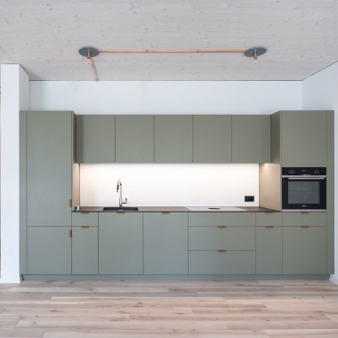 Om het gebouw ook op lange termijn flexibel te houden, zijn de leidingen zichtbaar aangebracht © Openly / Jens Ellensohn
