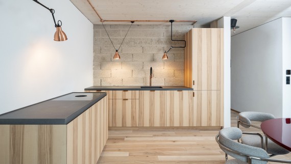 Bij de binnenafwerking wordt gebruikgemaakt van hout uit regionale en gecertificeerde bosbouw. (© Openly / Jens Ellensohn)