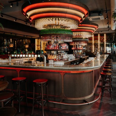 Op de begane grond: het legendarische Heineken Hoek Grand Café in een nieuw jasje (© Nina Slagmolen) Op de begane grond: het legendarische Heineken Hoek Grand Café in een nieuw jasje (© Nina Slagmolen)