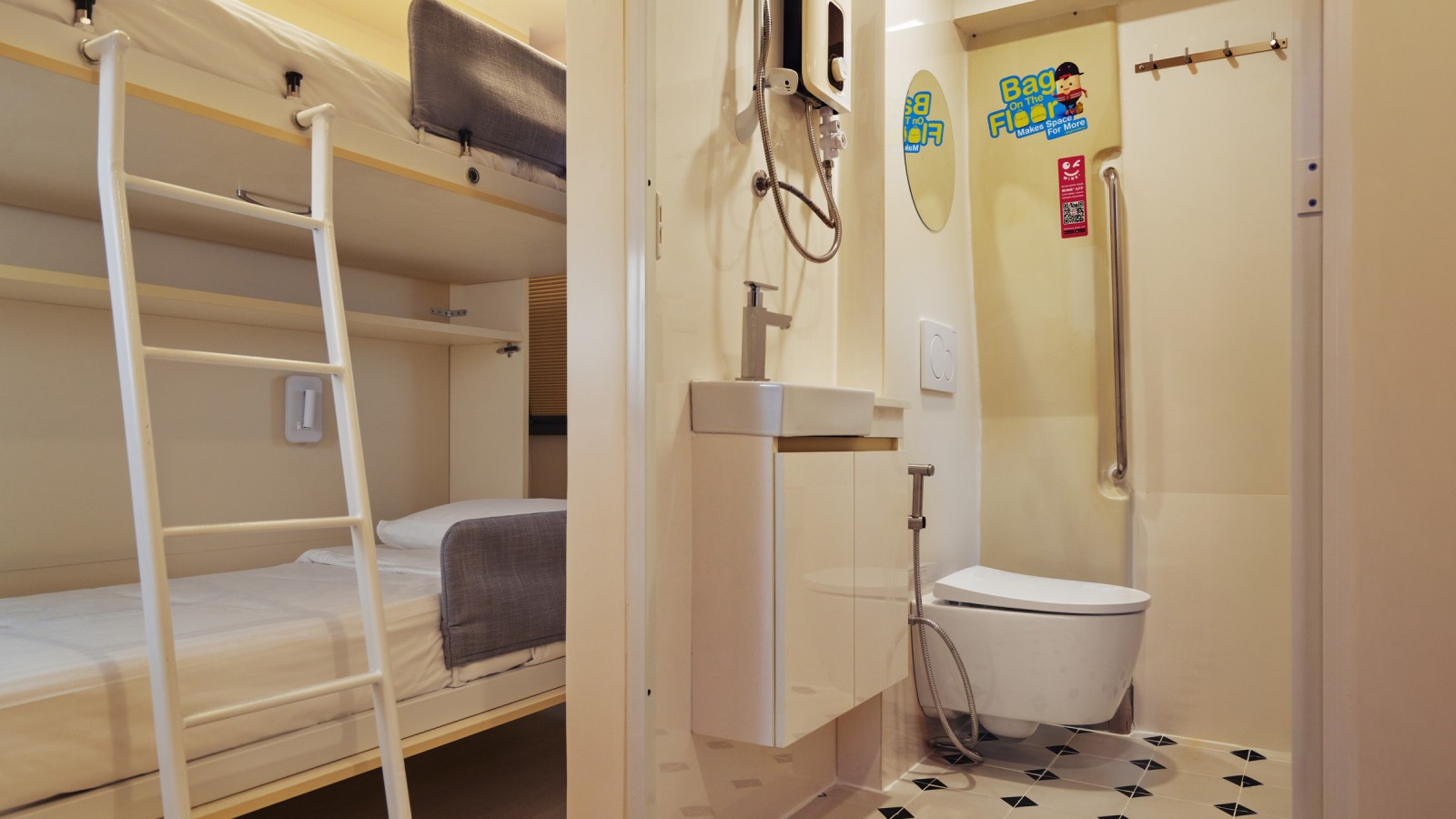 Slim: de op maat gemaakte bedden kunnen eenvoudig worden weggeklapt wanneer ze niet worden gebruikt (© Watson Lau) Slim: de op maat gemaakte bedden kunnen eenvoudig worden weggeklapt wanneer ze niet worden gebruikt (© Watson Lau)