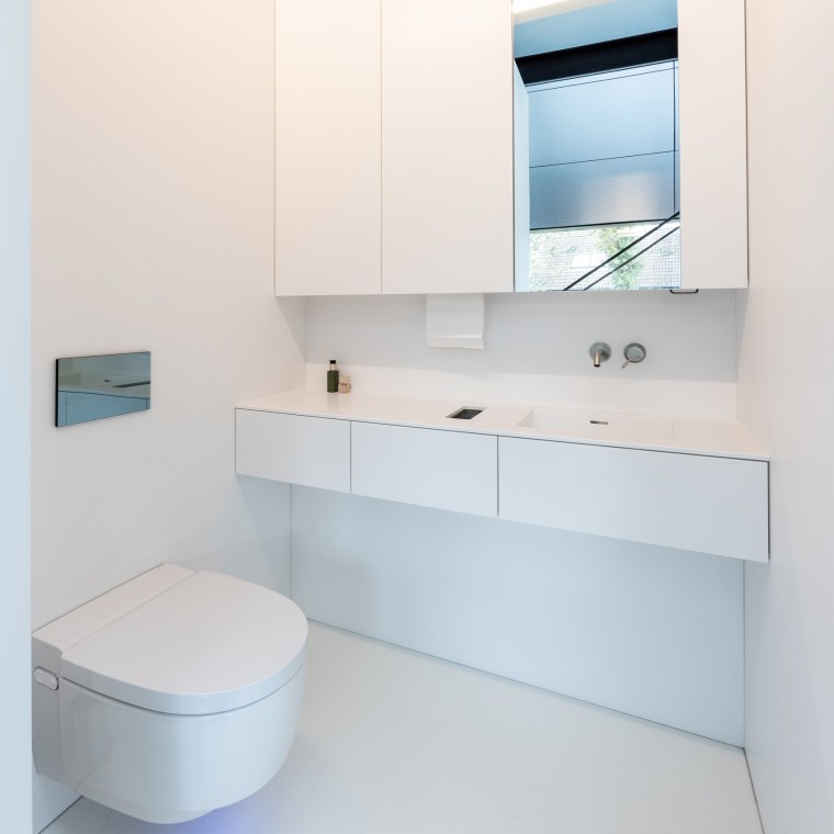 Minimalistisch interieurontwerp, maximaal comfort – met het douche-wc Geberit AquaClean Mera Comfort (© Lucas van der Wee) Minimalistisch interieurontwerp, maximaal comfort – met het douche-wc Geberit AquaClean Mera Comfort (© Lucas van der Wee)
