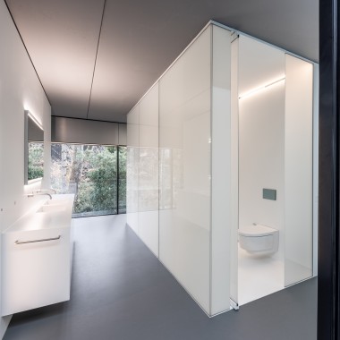 De badkamer werd als ‘apart meubelstuk’ toegevoegd aan de structuur van staal en glas (© Lucas van der Wee) De badkamer werd als ‘apart meubelstuk’ toegevoegd aan de structuur van staal en glas (© Lucas van der Wee)