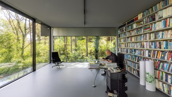 Waar binnen en buiten samenkomen: Jan Pesman in zijn werkkamer (© Lucas van der Wee) Waar binnen en buiten samenkomen: Jan Pesman in zijn werkkamer (© Lucas van der Wee)