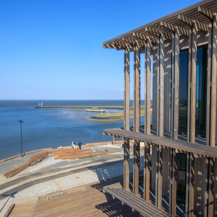 De Deense sterarchitecte Dorte Mandrup heeft het nieuwe gebouw ontworpen voor de ruwe klimatologische omstandigheden (© Tjeerd Visser) De Deense sterarchitecte Dorte Mandrup heeft het nieuwe gebouw ontworpen voor de ruwe klimatologische omstandigheden (© Tjeerd Visser)