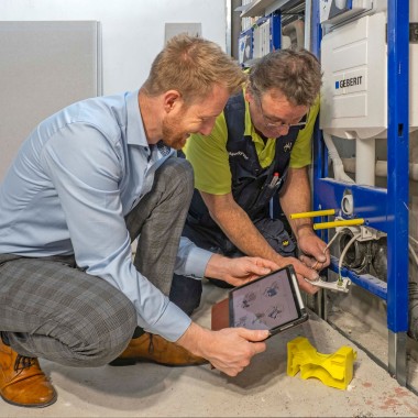 Installatie van de Geberit Power & Connect Box Installatie van de Geberit Power & Connect Box