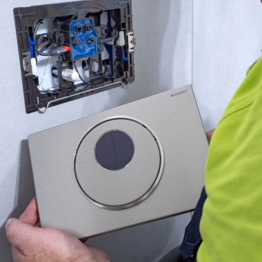 Installatie van de Geberit Sigma10 bedieningsplaat Installatie van de Geberit Sigma10 bedieningsplaat
