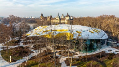 Een paddenstoel in een park? Het iconische dak van het «House of Music Hungary» van bovenaf gezien (© Városliget Zrt.)
