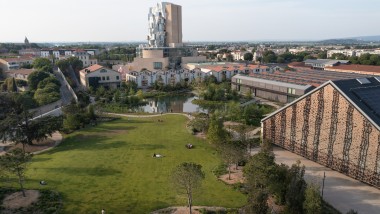 Cultureel centrum LUMA in Arles: op de voorgrond het atelierpark en de grote evenementenhal, bovenaan de 56 meter hoge toren van Frank Gehry (© Rémi Bénali, Arles)