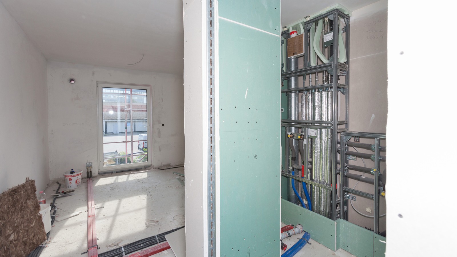 De industrieel geprefabriceerde Geberit GIS voorwandinstallaties voor het complete aan- en afvoersysteem verkorten de bouwtijd met drie maanden (© Geberit) De industrieel geprefabriceerde Geberit GIS voorwandinstallaties voor het complete aan- en afvoersysteem verkorten de bouwtijd met drie maanden (© Geberit)