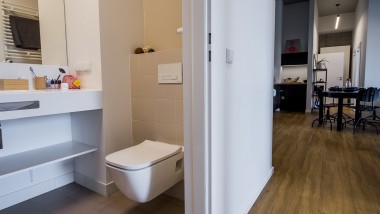 Een ontwerp dat de ruimte vergroot: een kleine badkamer in een wooneenheid in de studentenresidentie LivinnX (© Jaroslaw Kakal/Geberit)