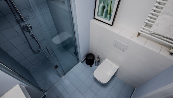 Zelfs de kleinste badkamers onthullen de individuele smaak van hun bewoners (© Jaroslaw Kakal/Geberit)