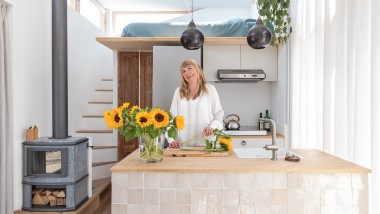 Marjolein Jonker uit Nederland in haar tiny house (© Chiela van Meerwijk)