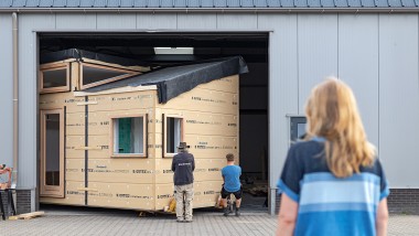 Groot transport voor het huisje: In mei 2022 mocht "Sprout" verhuizen van de werkplaats naar de groene wijk Olst-Wijhe (NL) (© Chiela van Meerwijk)