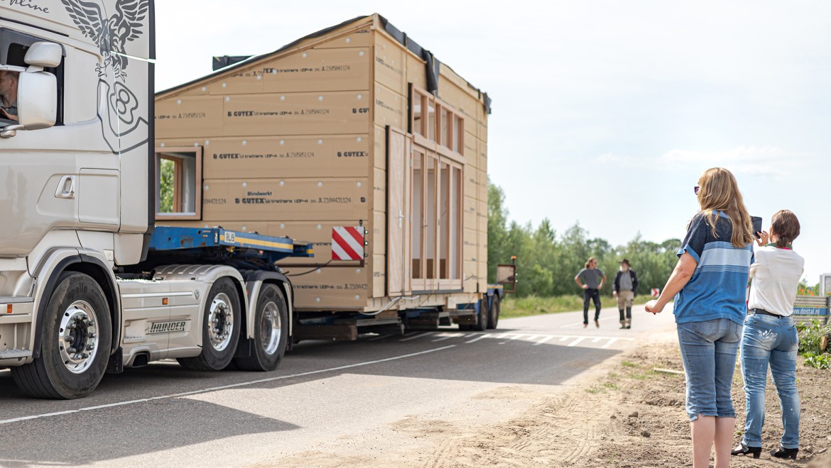 Tiny house wordt vervoerd (© Chiela van Meerwijk)