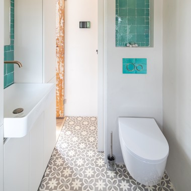 Alles voor de kleine badkamer: toilet, bedieningsplaat en opzetwastafel zijn van Geberit. (© Chiela van Meerwijk)