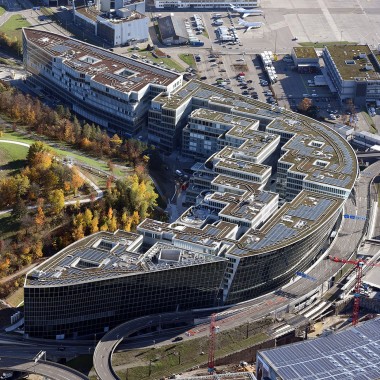 Groen hart ontmoet groene long: Het nieuw ontworpen recreatiegebied met park en wildreservaat bevindt zich in het hart van The Circle - het nieuwe gebouwencomplex op de luchthaven van Zürich. (© Flughafen Zürich AG)