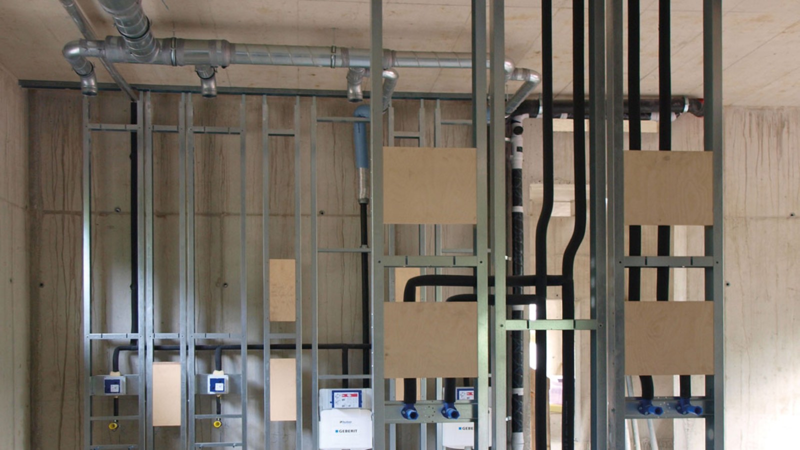 Wenige Fallleitungen sind dafür nötig – die Installation ist also relativ schlank (© Geberit)